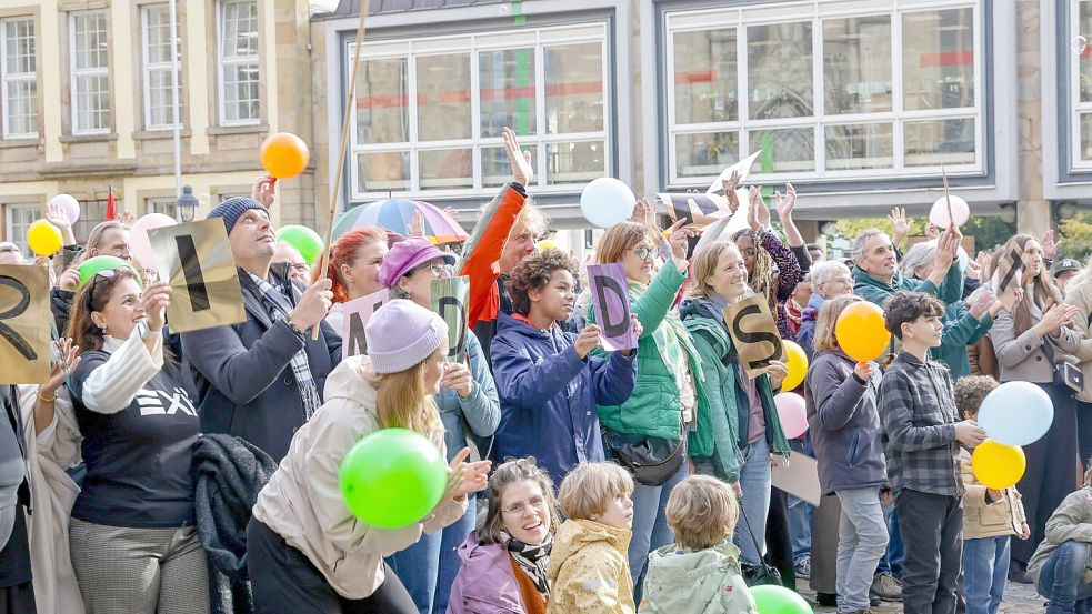 Fotoaktion vom Verein "Exil" und der "Caritas" am Rathaus: "Wir sind das Stadtbild" Foto: Jörn Martens