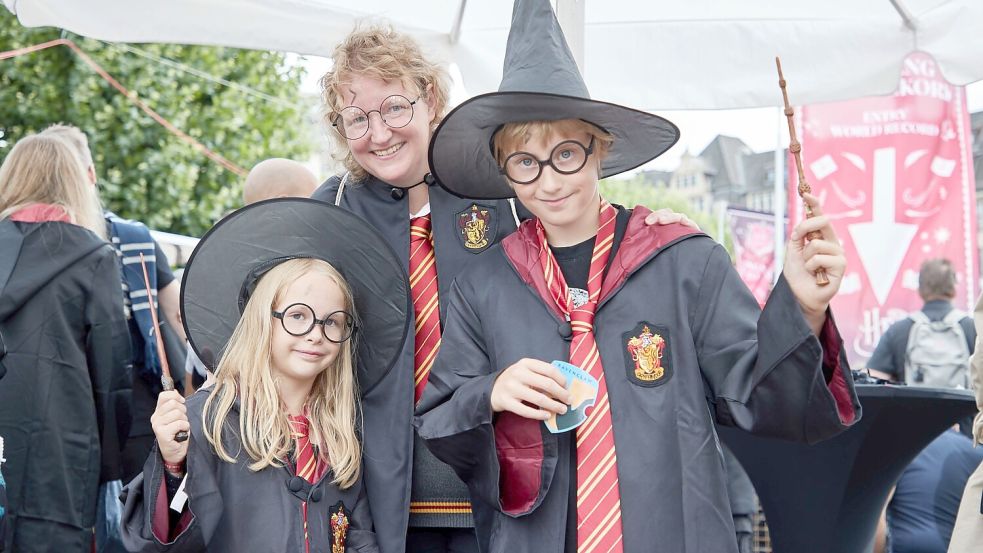Viele Kinder und Jugendliche sind Fans der Harry-Potter-Welt. In Emden wird jetzt ein Gottesdienst mit dem Titel „Harry Potter – Jenseits des Schleiers“ gefeiert. Das Foto ist in Hamburg entstanden, als 4453 verkleidete Fans einen Weltrekord knackten. Foto: Wendt/dpa