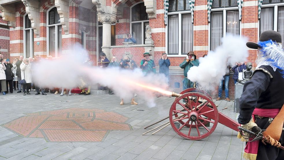 Mit einem Kanonenschuss vor dem alten Rathaus wird der Adrillenmarkt jedes Jahr eröffnet. Foto: Bodo Wolters/Archiv