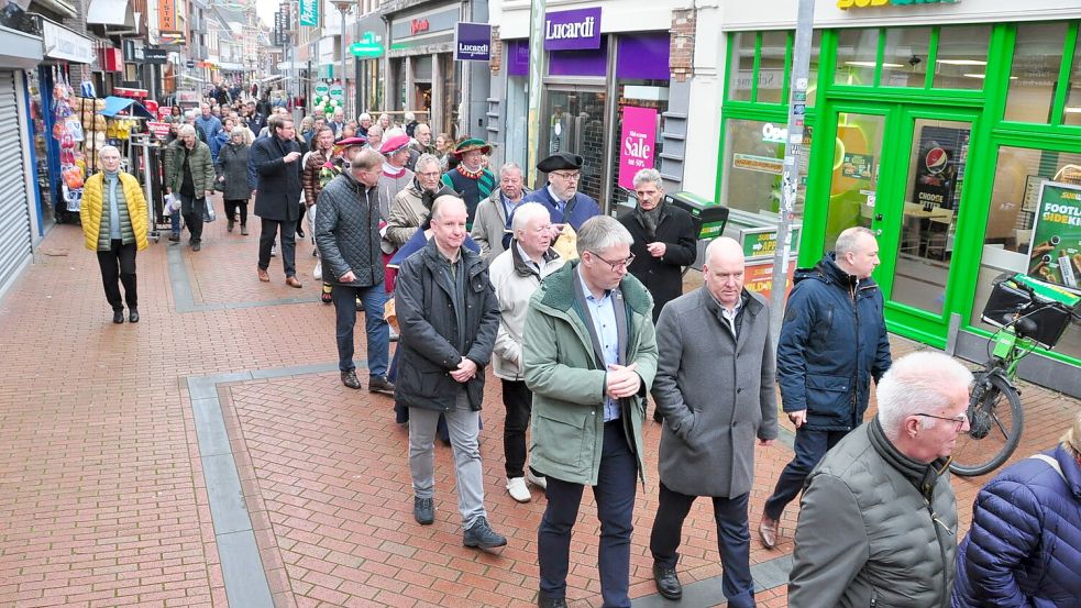Mit von der Partie sind auch diesmal wieder die Bürgermeister oder Vertreter der Nachbarkommunen aus dem Rheiderland und der Stadt Leer beim Rundgang über den Markt und dem anschließenden Erbsensuppe-Essen. Foto: Bodo Wolters/Archiv