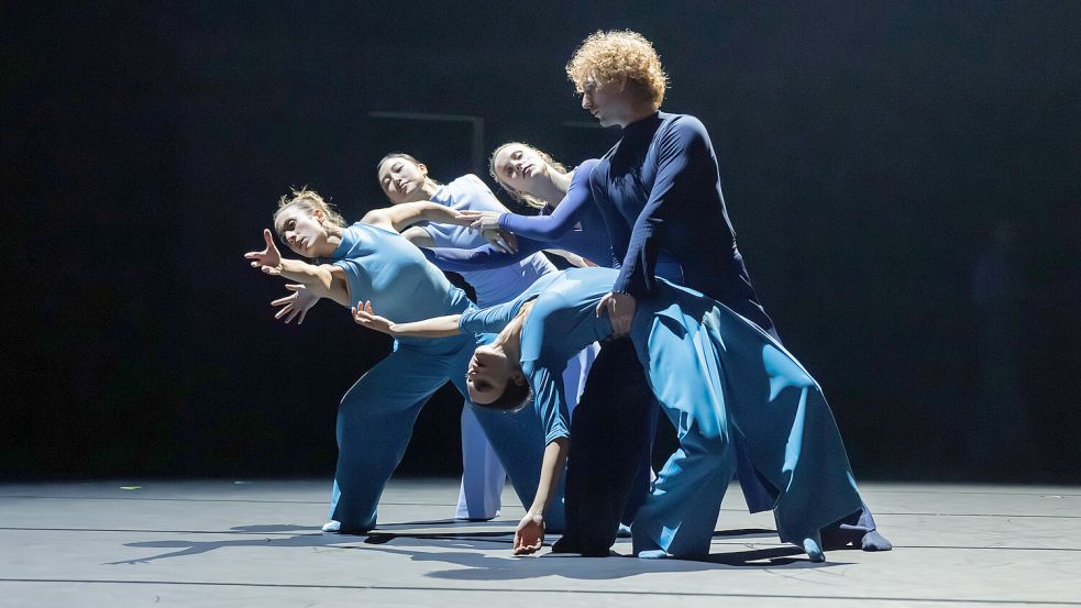 Immer alle in Verbindung: Szene aus „All our Stories“ am Theater Osnabrück Foto: Oliver Look