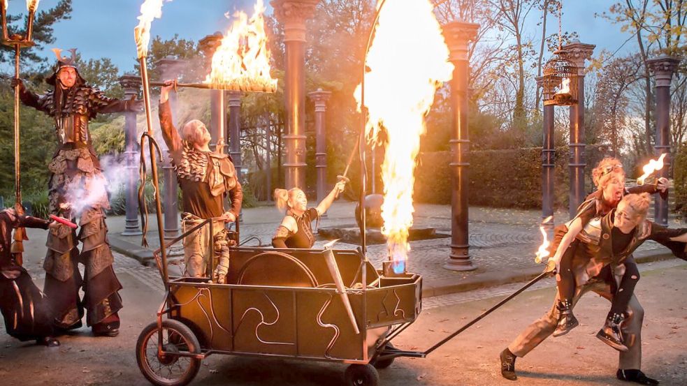 Mit der Produktion „Foiah“, einem inszenierten Feuerumzug, ziehen Feuerkünstler der Flames Fire Company am Freitagabend durch Esens. Foto: Flames Fire Company