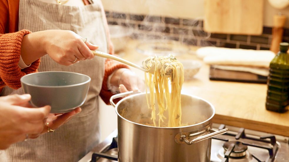 Verschiedene Nudelgerichte verlangen verschiedene Zubereitungen. Hier sind ein paar bewährte Tipps fürs Pastakochen. Foto: IMAGO / YAY Images