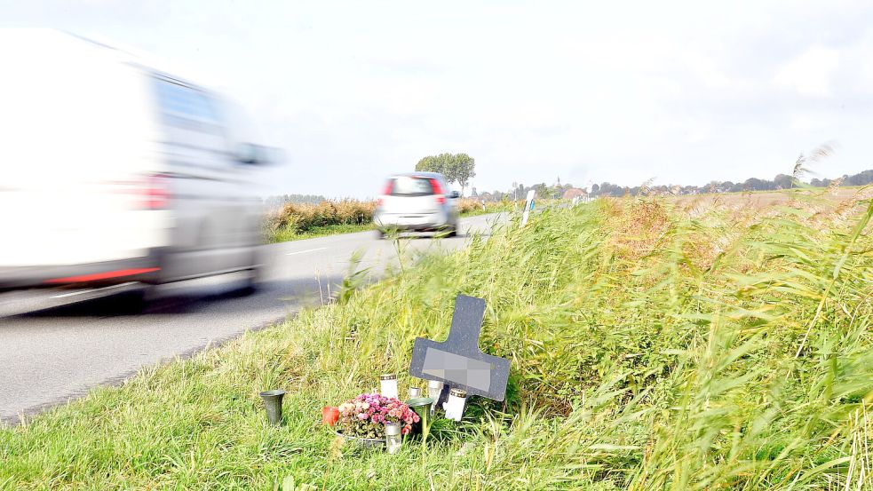 Auf der Landesstraße 2 zwischen Wybelsum und Rysum kam es im Juli 2025 zu einem tödlichen Verkehrsunfall. Am Unfallort steht ein gepflegtes Straßenkreuz. Foto: Heinz Wagenaar