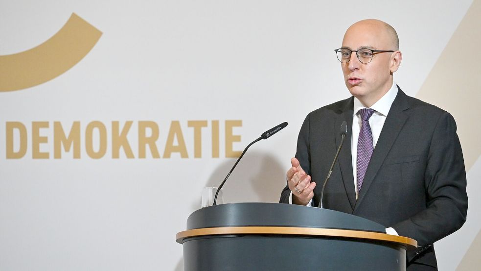 Für Sinan Selen war es gleichzeitig seine Antrittsrede als Präsident des Bundesamts für Verfassungsschutz. Foto: Soeren Stache/dpa