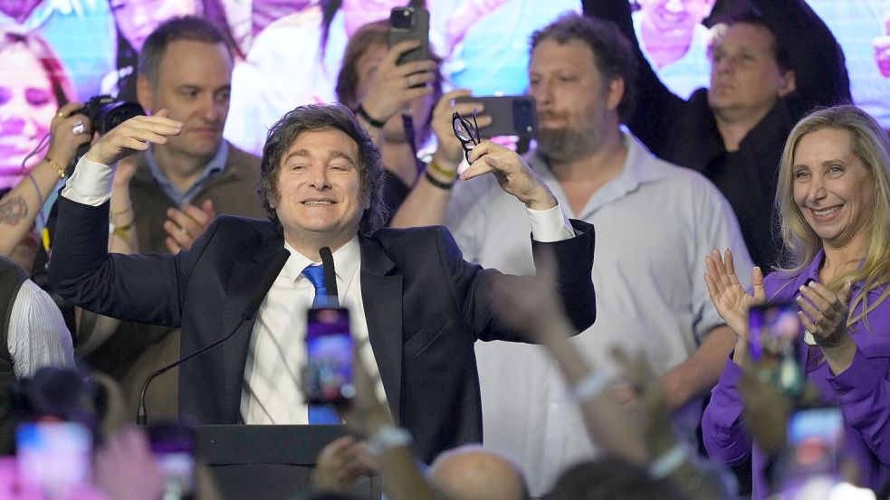 Der Jubel nach dem Sieg: Die Partei von Argentiniens Präsidenten Milei konnte bei der Kongresswahl zahlreiche Mandate hinzugewinnen. Foto: Rodrigo Abd/AP/dpa