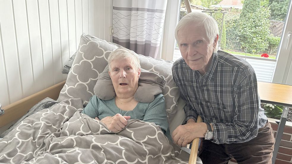 Dini und Gerhard Boomgaarden sind seit 58 Jahren verheiratet. Vor sieben Jahren erlitt Dini Boomgaarden einen schweren Schlaganfall und ist seitdem pflegebedürftig. Foto: Hannah Weiden