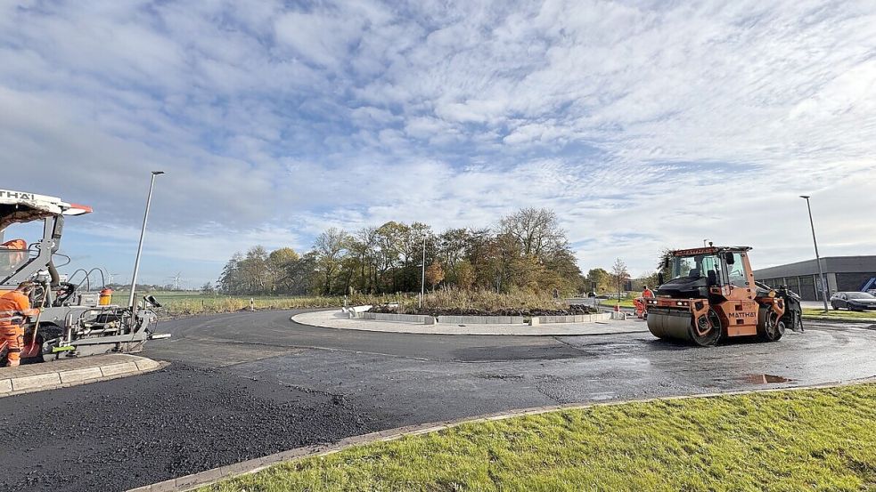 Die Sanierung des Kreisverkehrs bei Aldi in Pewsum läuft auf Hochtouren. Die erste Asphaltschicht ist bereits eingebaut, die weitere wird bald folgen. Foto: Nds. Landesbehörde für Straßenbau und Verkehr