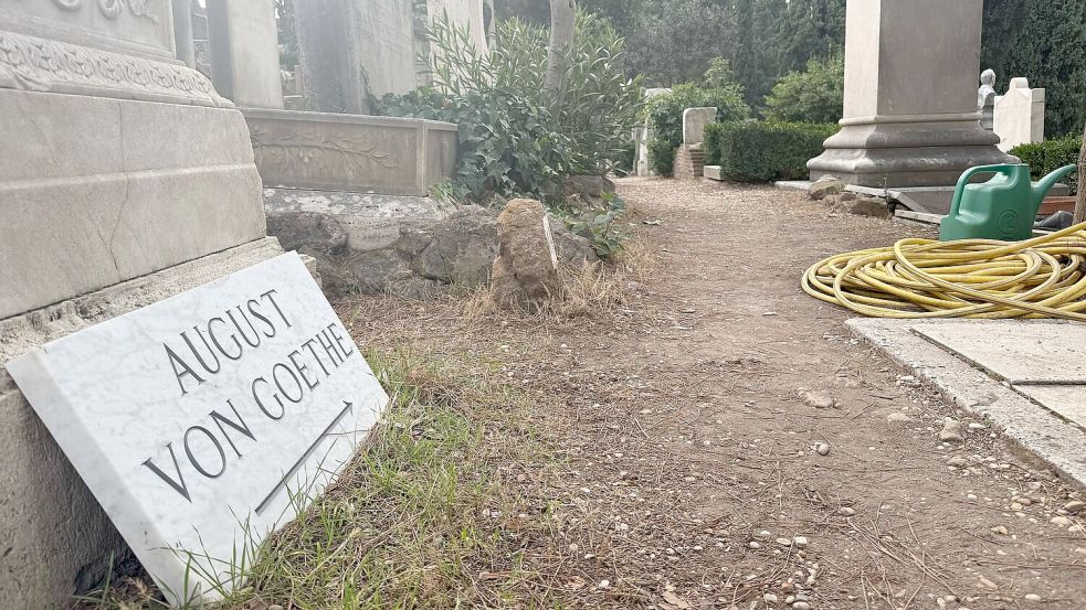 Ein Hinweisschild - mit dem Vornamen - zeigt nun den Weg zum Grab von Goethes Sohn. Foto: Christoph Sator