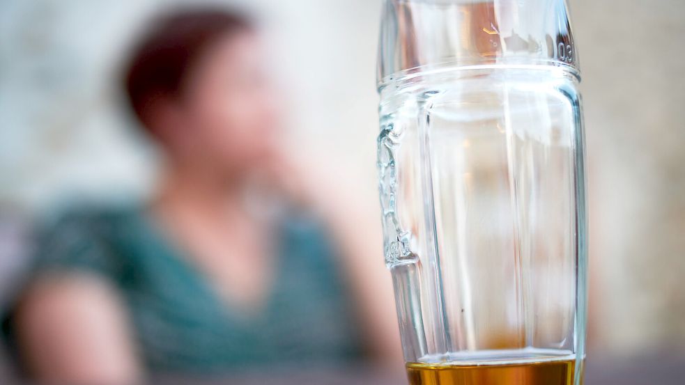 Der Konsum von Alkohol wird oft verharmlost. Foto: Imago Images/ robertkalb photographien