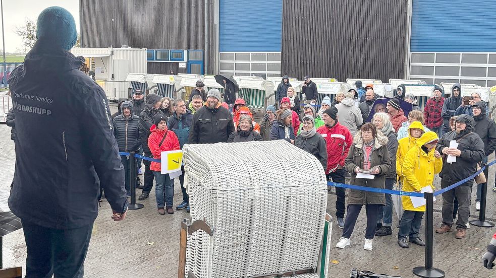 Rund 60 Menschen waren am Sonnabend bei der Strandkorbversteigerung dabei.Foto: Tourismus-Service Norden-Norddeich