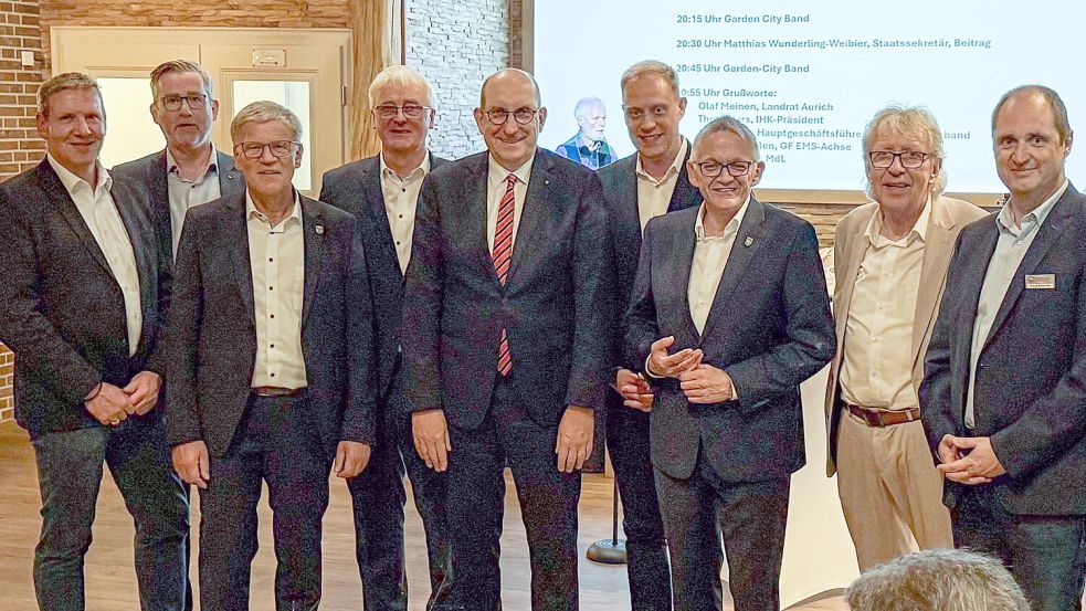 Befürworter der B 210 n (von links): Jörg Thoma (Arbeitgeberverband Ostfriesland), Dr. Dirk Lüerßen (Ems-Achse), der Auricher Bürgermeister Horst Feddermann, IHK-Präsident Theo Eilers, Staatssekretär Matthias Wunderling-Weibier, Landtagsabgeordneter Wiard Siebels, der Auricher Landrat Olaf Meinen, Hinrich Tjaden (Vorsitzender „Pro B210n“) und Frank Buchholz (Landesstraßenbaubehörde Aurich).Foto: privat