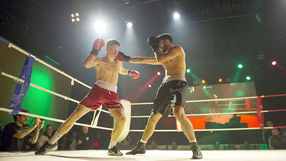Besondere Kulisse in der Osnabrücker Botschaft: Vor ausverkauftem Saal lieferten sich die 16 Kämpfer spannende Wettkämpfe, die von den Zuschauern an dem Boxring dicht verfolgt wurden. Foto: Philipp Hülsmann