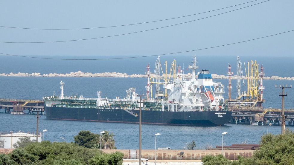 Nach der Verhängung US-amerikanischer Sanktionen will der russische Ölriese Lukoil sich von seinen ausländischen Beteiligungen trennen. (Archivbild) Foto: Gaetano Adriano Pulvirenti/ap/dp