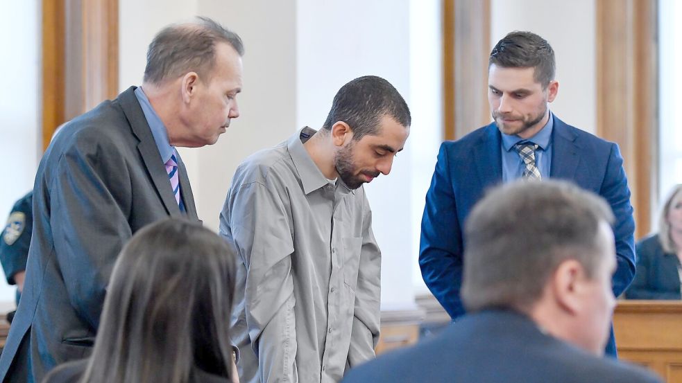Der Attentäter (Mitte) wurde in New York zu 25 Jahren Haft verurteilt. (Archivbild) Foto: Adrian Kraus/AP/dpa