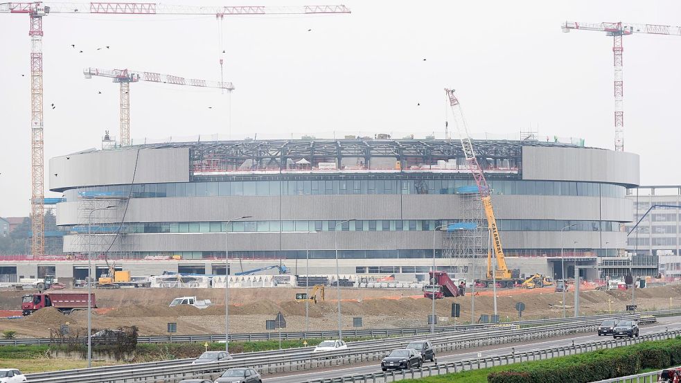 An der Eishockey-Arena wird noch gebaut. Foto: Luca Bruno/AP/dpa