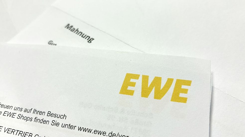 Gerlinde Schulte aus Papenburg erhält Mahnungen von der EWE, obwohl sie keine Kundin ist. Foto: Evin Ay