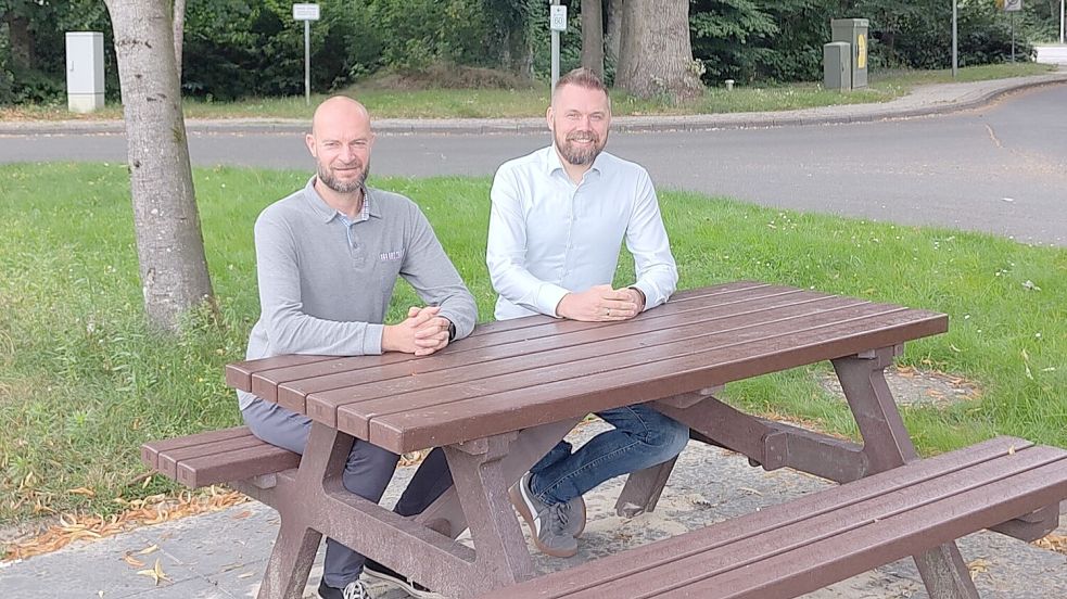 Erster Samtgemeinderat Joachim Duin (rechts) sowie der Sachgebietsleiter Tiefbau, Manuel Helmers, tauschen sich über die neue Bank-Tisch-Kombination an der Sundermannstraße aus, deren Aufstellung im Auftaktworkshop angeregt wurde. Foto: Samtgemeinde Hesel