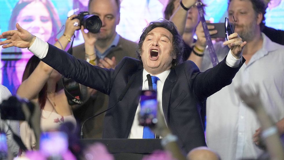 Für den Wahlabend verzichtete der argentinische Präsident Milei auf seine Lederjacke und kam im Anzug. Foto: dpa/AP/Rodrigo Abd