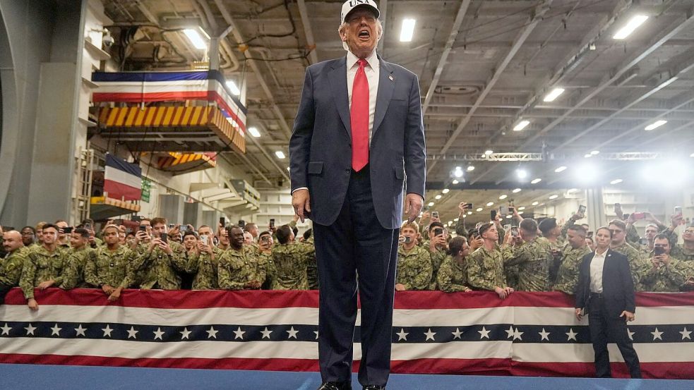 Trump besucht US-Truppen. Foto: Mark Schiefelbein/AP/dpa