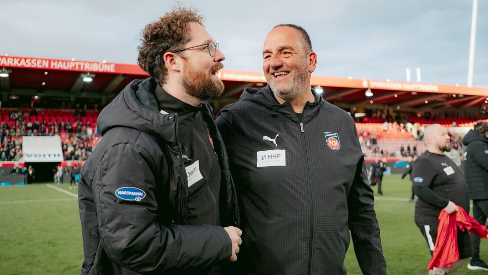 Mit dem langjährigen Heidenheimer Cheftrainer Frank Schmidt (rechts) kam Tim Janssen stets gut aus. Nun wechselt der Pressesprecher den Verein.