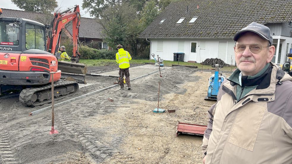 Der Völlenerfehner Jan Feldick freut sich darüber, dass die Gemeinde Westoverledingen seinen Anregungen gefolgt ist und neue Parkplätze bei der Arztpraxis geschaffen hat. Mittlerweile sind die acht zusätzlichen Parkplätze fast fertiggestellt. Foto: Carsten Ammermann