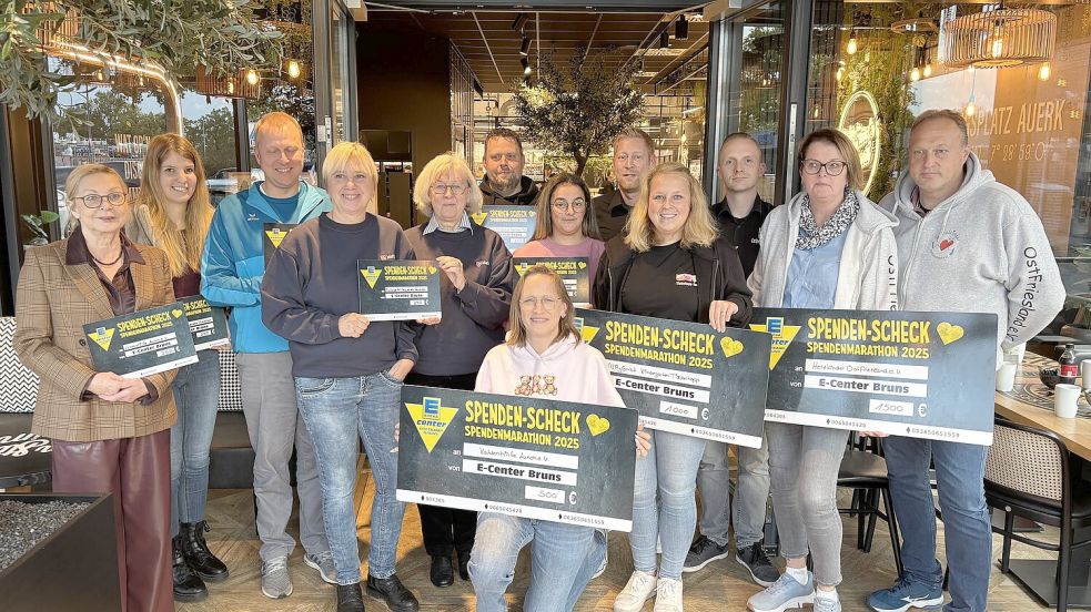 Die Vertreter der Vereine freuten sich über Spenden in Höhe von 250 Euro bis 1500 Euro. Foto: Lasse Paulsen