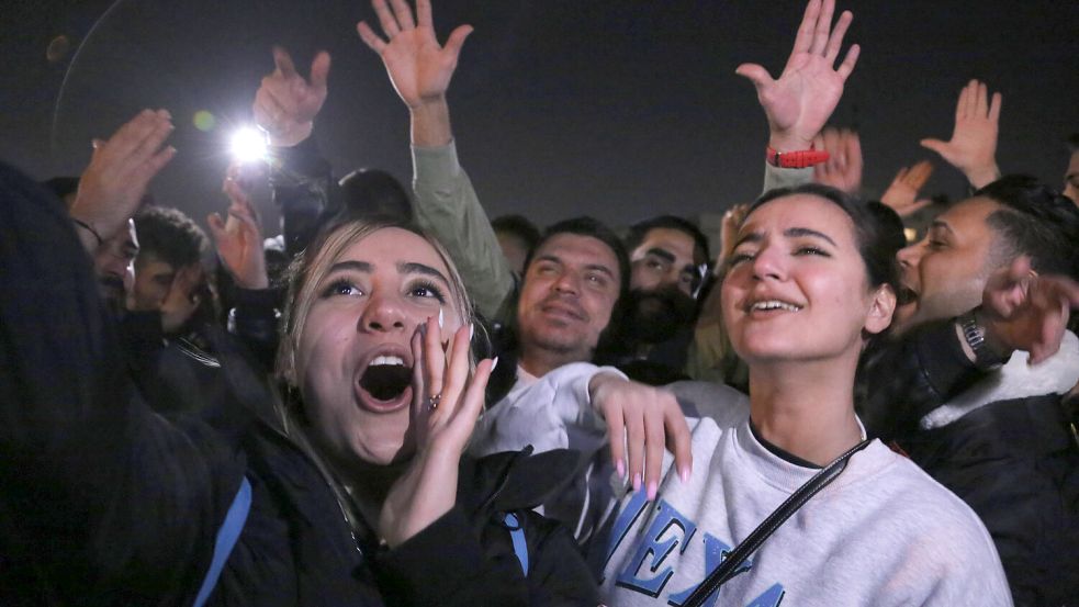 Schon in der Vergangenheit, wie hier auf einem Konzert 2024, gab es immer wieder Fälle von zivilem Ungehorsam gegen die für viele Iranern als Einschränkung angesehene Kopftuch-Pflicht für Frauen. Foto: IMAGO/ZUMA Wire