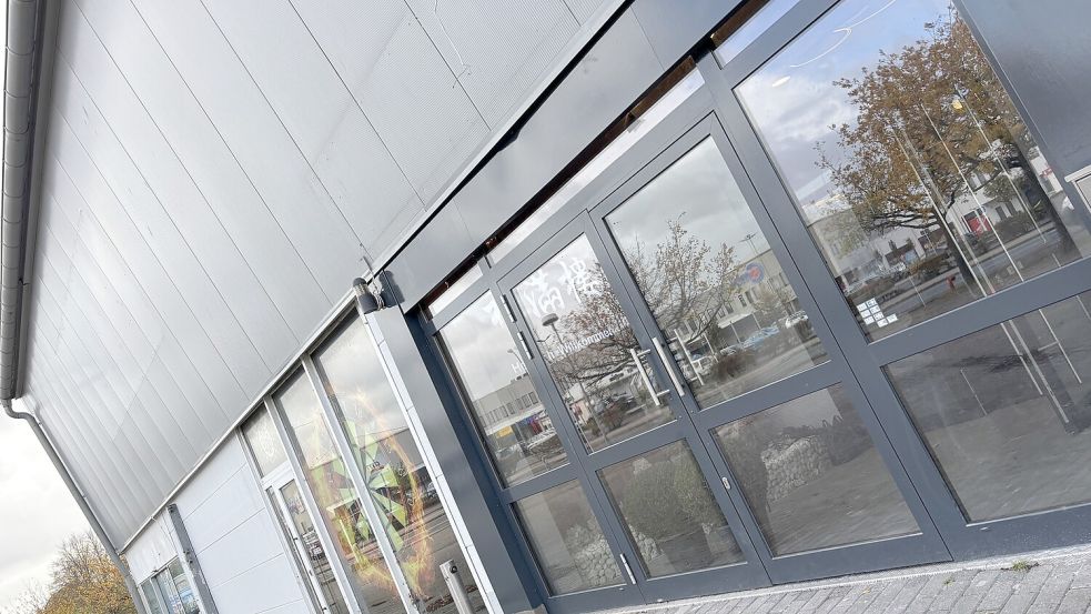 Das alte Schild ist weg, bald folgt die neue Beschriftung für das asiatische Buffet-Restaurant. Fotos: Stephanie Schuurman