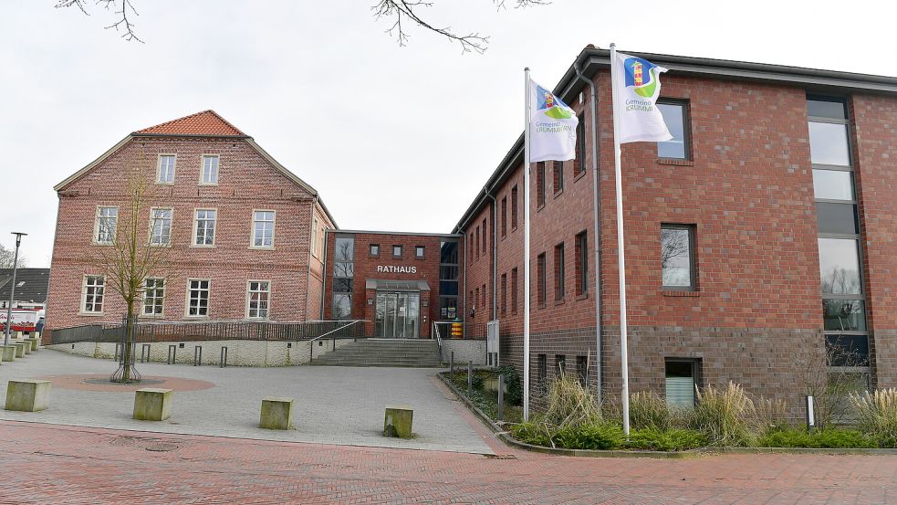 Das Rathaus in Pewsum: Hier wird für das kommende Jahr eine neue Führungspersönlichkeit gesucht – jetzt auch per öffentlicher Ausschreibung. Foto: Heinz Wagenaar/Archiv