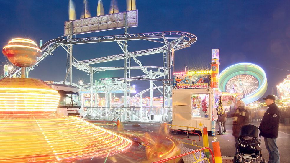 Bis zum 2. November läuft der Herbstmarkt in Aurich. Foto: Klaus Ortgies/Archiv