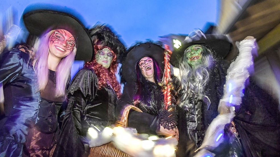 Halloween in Esens: Das Gruselspektakel zur langen Einkaufsnacht wird an diesem Freitag wieder die Besucher in Scharen in die Innenstadt locken. Foto: Klaus Ortgies/Archiv