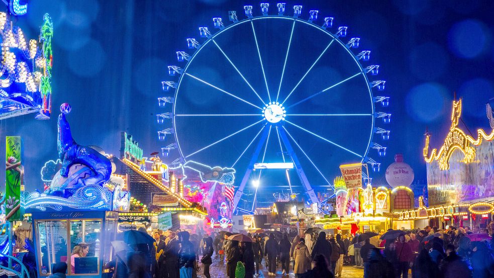 In Bremen läuft der Freimarkt – in Aurich startet der Herbstmarkt – und in Wittmund wird Letztmarkt gefeiert. Foto: Sina Schuldt/DPA