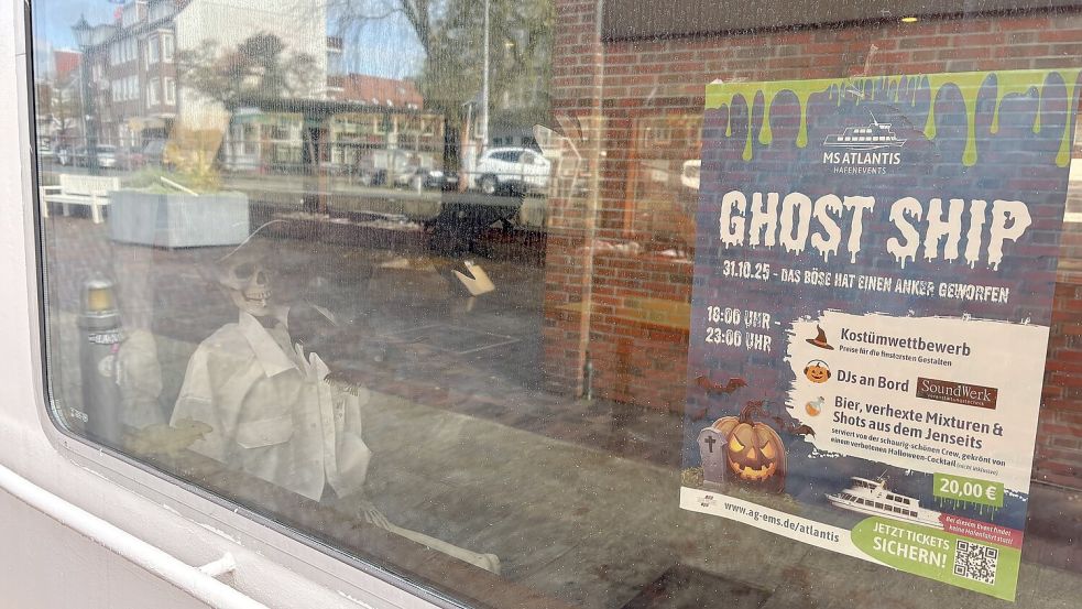 Auf der MS „Atlantis“ ist schon einige unheimliche Dekoration verteilt.