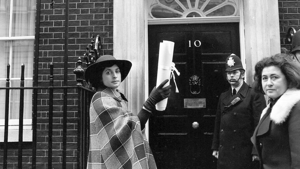 Die Schauspielerin Prunella Scales im Jahr 1975 vor Downing Street 10 in London. (Archivbild) Foto: Robert Dear/AP/dpa