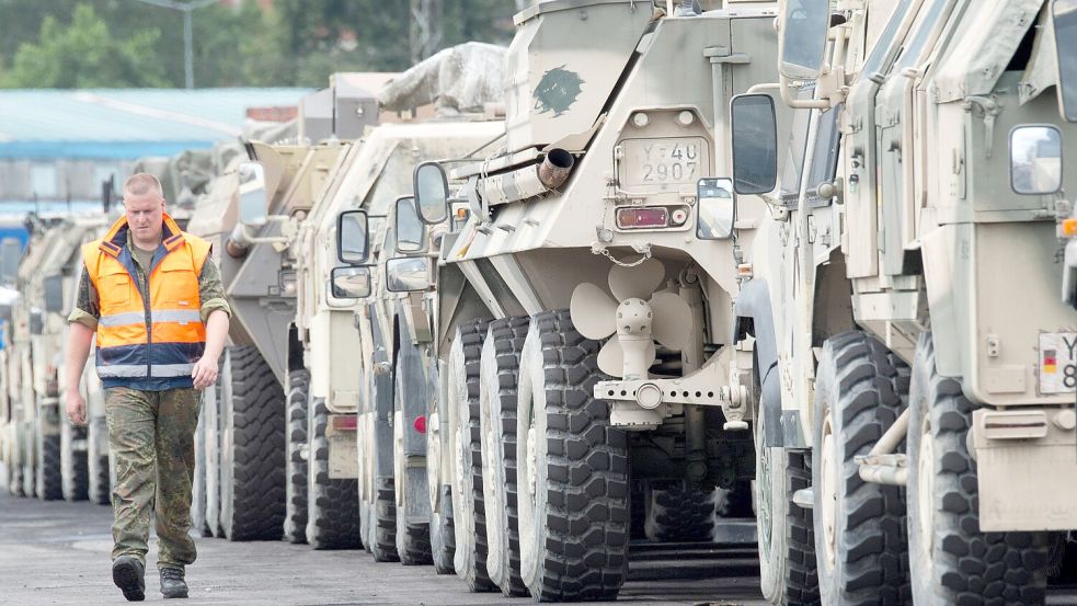 Ein Bundeswehrlogistiker bei der Verladung von schwerem Gerät im türkischen Hafen Trabzon. Foto: dpa/Boris Roessler