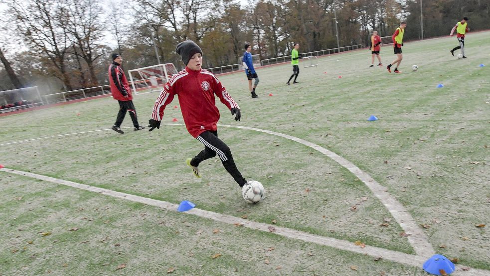 Auf dem Kunstrasenplatz in Remels können die Jugendlichen auch im Winter gut trainieren. Archivfoto: Ortgies