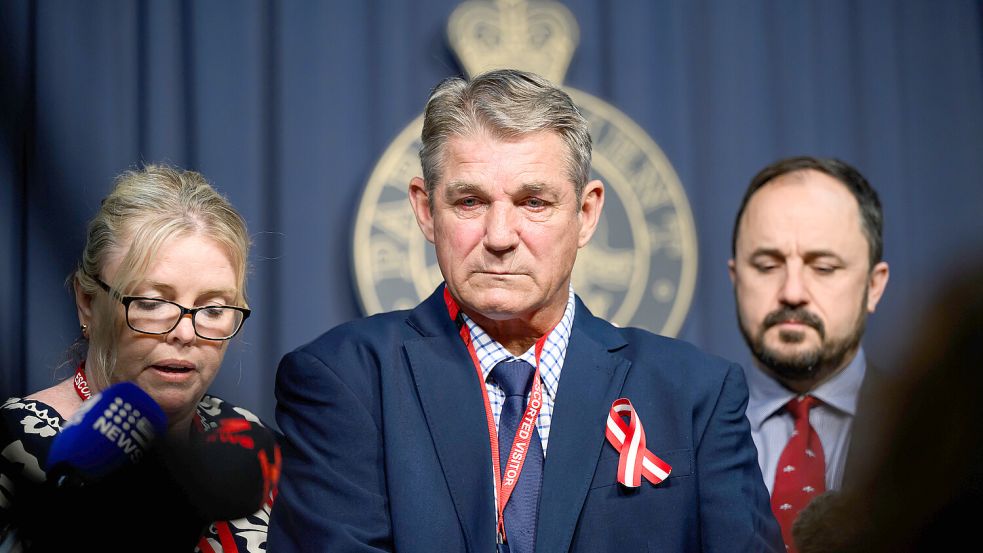 Paul Grimmer (mitte), Bruder des verschwundenen Kindes Cheryl Grimmer, war bei der Namensnennung des Täters auf der Zuschauertribüne anwesend. Foto: IMAGO/AAP