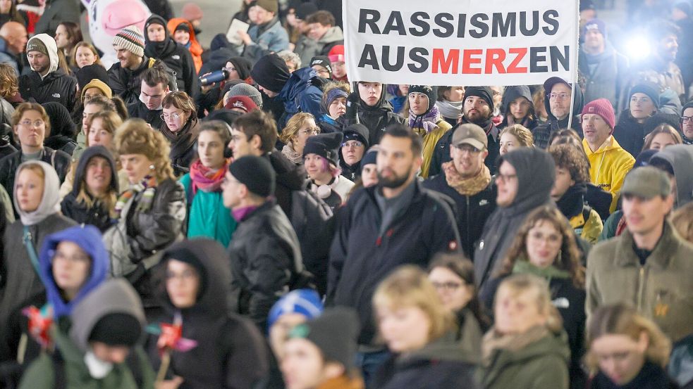 Feindbild Kanzler: Anlässlich des Besuchs von Friedrich Merz in Sachsen protestieren Bürger gegen seine Aussagen zum „Stadtbild“ und Migration. Spielt diese Empörung der AfD in die Hände? Foto: dpa/Jan Woitas