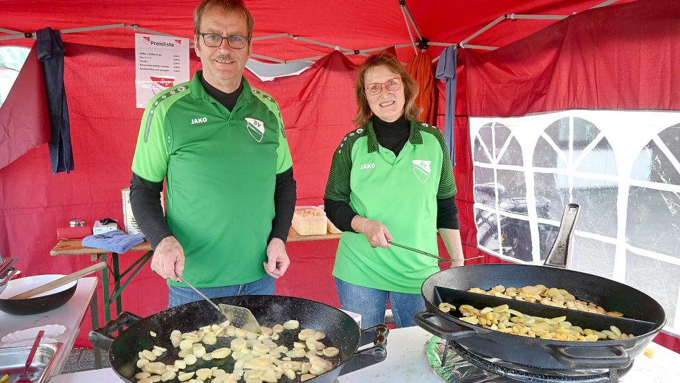 Bratkartoffeln gab es beim SV Potshausen von Wiard und Helga Meyer. Foto: Holger Weers