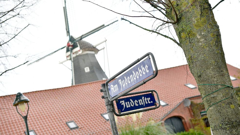 Gleich drei Straßen in Rysum tragen die Bezeichnung „Juden“ in ihren Namen. Über die jüdische Geschichte des Ortes ist allerdings nicht viel bekannt. Fotos: Heinz Wagenaar