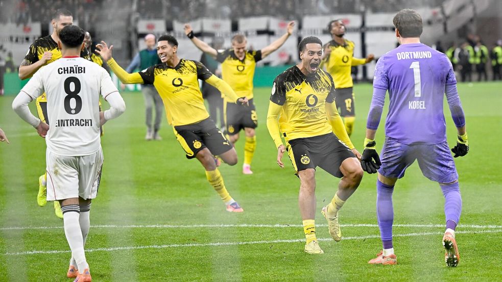 Die Dortmunder Spieler stürmen auf Elfmeter-Held Kobel zu. Foto: Arne Dedert