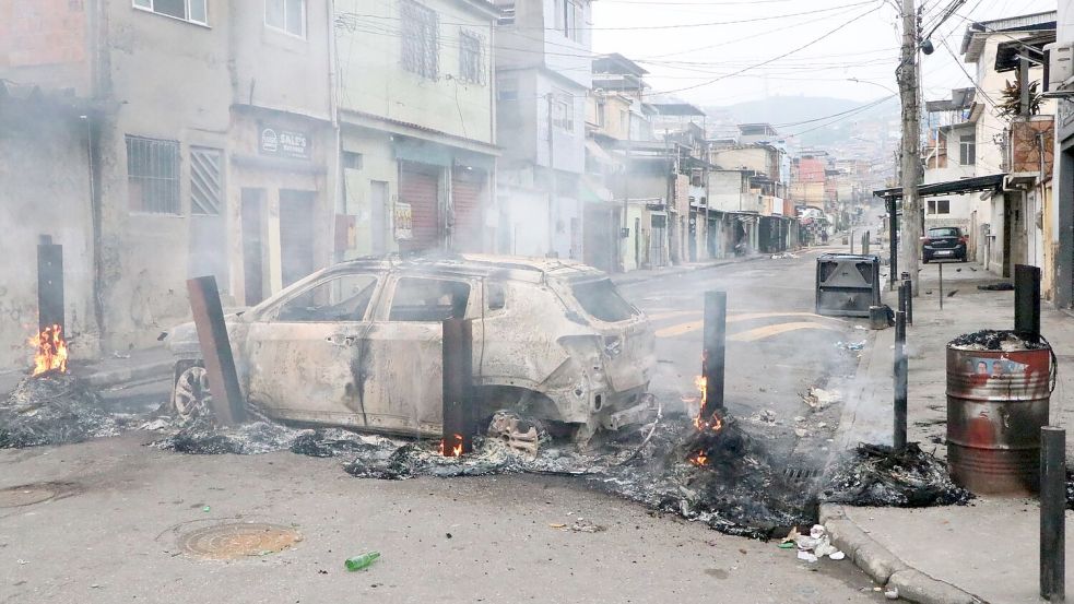 Die Kriminellen steckten Barrikaden in Brand. Foto: Jose Lucena