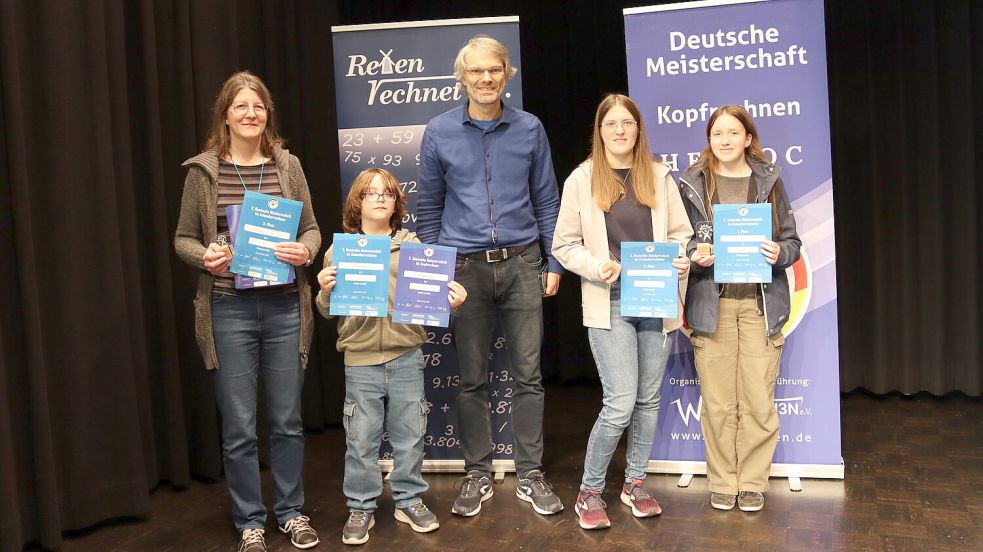 Karen Kiffe (von links), Lounes Hadiji, Jan van Koningsveld, Johanna van Koningsveld und Franka-Anna van Koningsveld waren beim Kopfrechnen in Reken erfolgreich. Foto: privat