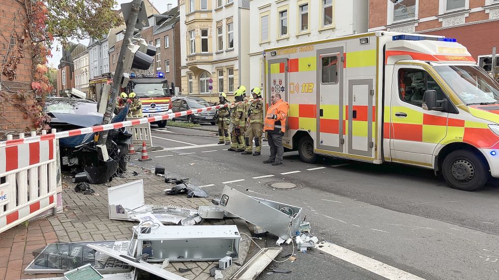 Unfall auf der Martinistraße in Osnabrück: Ein Auto prallte gegen eine Ampel. Foto: Bernhard Brockhaus