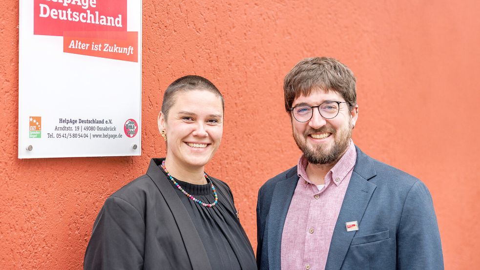 Nadine Fels und Tom Kafczyk haben zum 1. Oktober 2025 die Führung von Help Age Deutschland, einem Osnabrücker Hilfswerk für ältere Menschen, übernommen. Foto: Help Age / Kai Ostermann