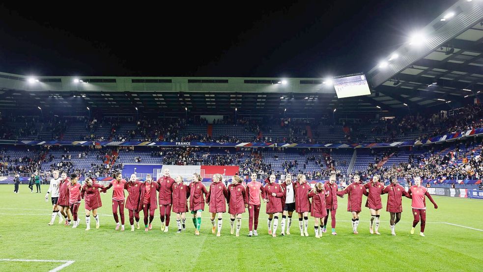 Die deutschen Fußballerinnen lassen sich in Caen für den Final-Einzug feiern. Foto: Jeremias Gonzalez/AP/dpa