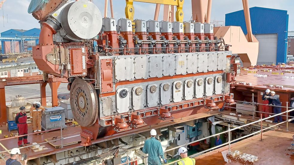 Mit einem Schwimmkran wurde der neue Motor im Maschinenraum platziert. Foto: Emder Werft und Dock GmbH