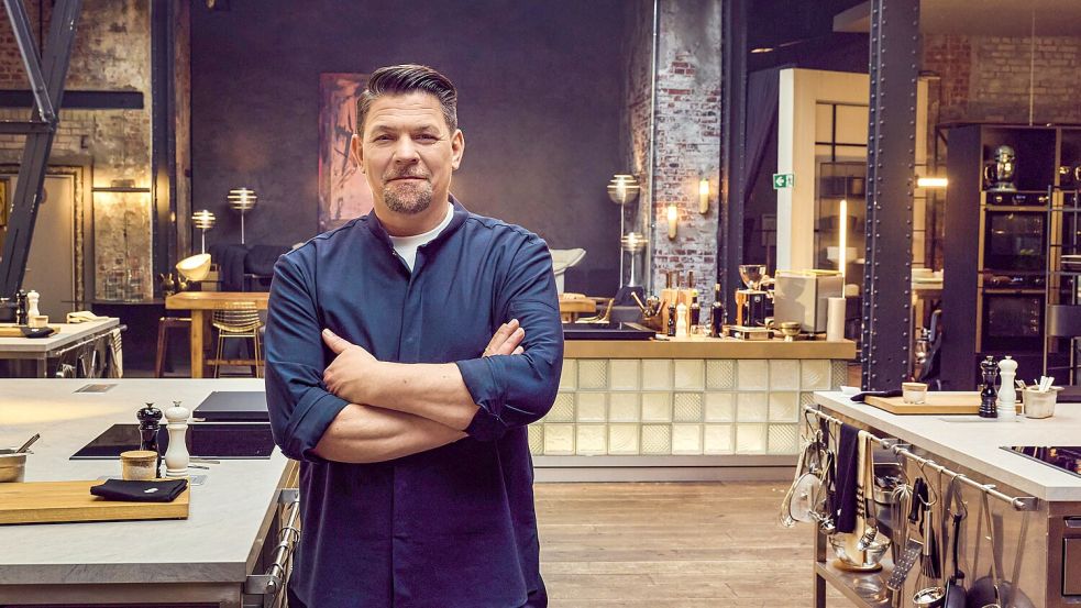 In seiner neuen Show „Mälzers Meisterklasse“ sucht der Profi den Meisterkoch von morgen. Foto: RTL/Hendrik Lüders