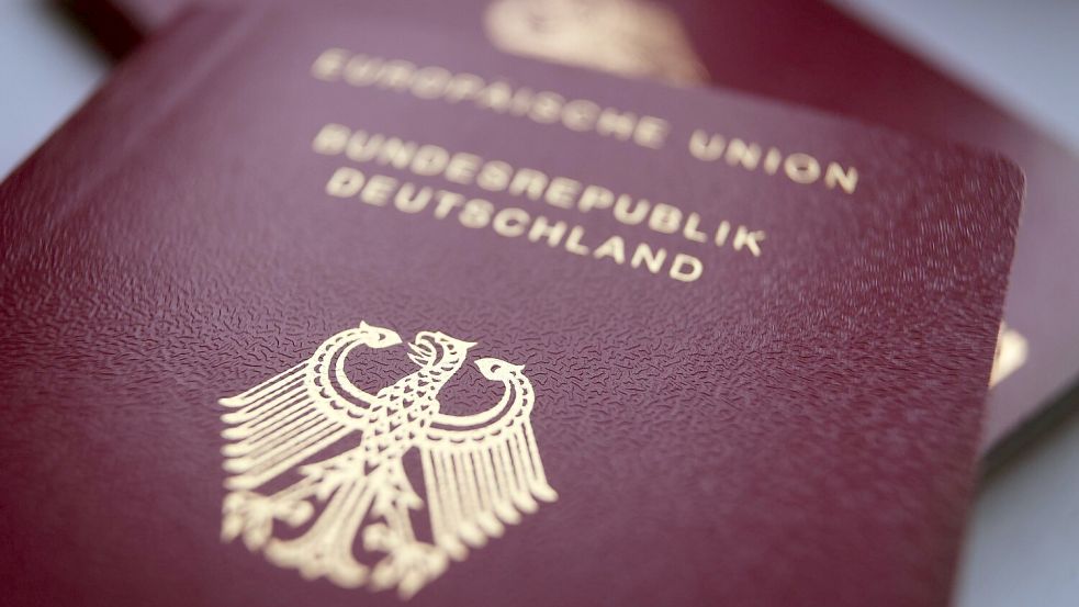 Wer einen deutschen Pass hat, kann auch noch andere haben: Eine mehrfache Staatsbürgerschaft ist möglich, verbunden damit sind Rechte und Pflichten. Foto: dpa/Karl-Josef Hildenbrand